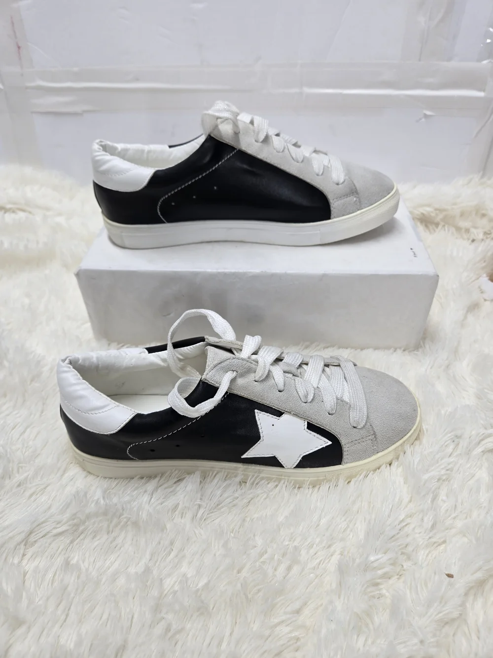 La Sheelah Women's Black and White Grey Star low Top Lace Up Sneakers Size 8.5